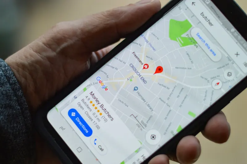 Telefon z wynikami lokalnymi w Mapach Google